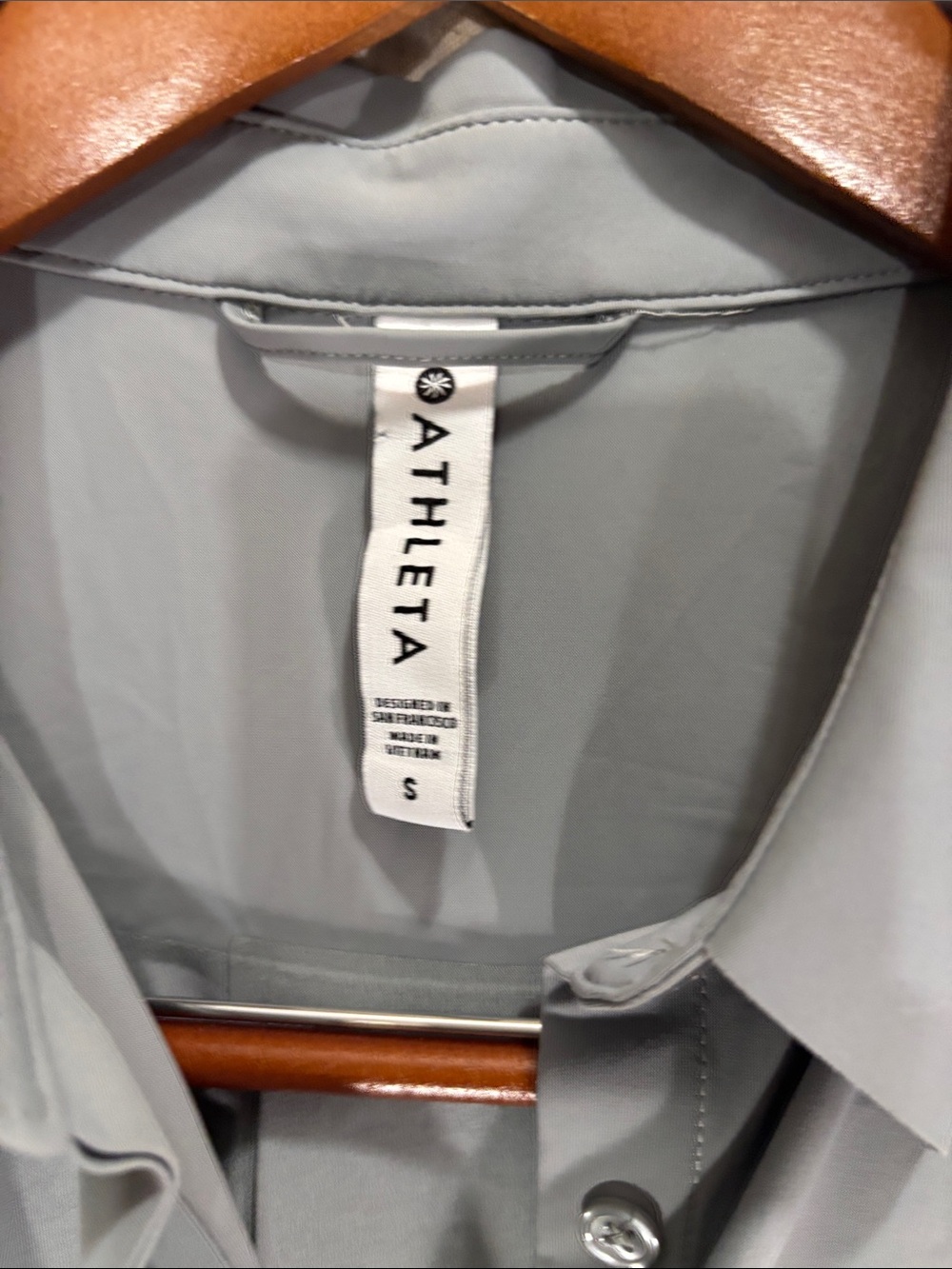 Athleta Urbanite Sleeveless Button-Down Shirt Top - Light Gray Small FLAW - Picture 2 of 9